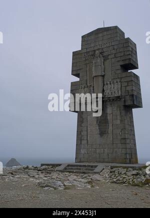 Camaret-sur-Mer, Francia - 5 aprile 2024: Monumento ai bretoni della Francia libera. Seconda guerra mondiale. Giornata nuvolosa. Messa a fuoco selettiva Foto Stock