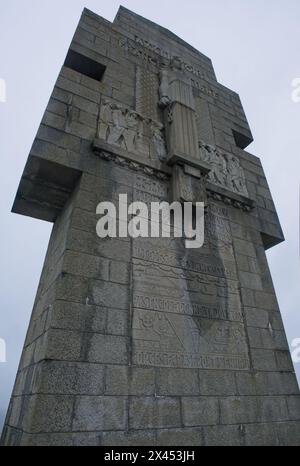 Camaret-sur-Mer, Francia - 5 aprile 2024: Monumento ai bretoni della Francia libera. Seconda guerra mondiale. Giornata nuvolosa. Messa a fuoco selettiva Foto Stock