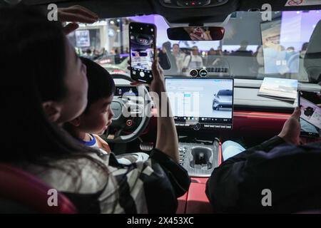 (240430) -- PECHINO, 30 aprile 2024 (Xinhua) -- i visitatori possono sperimentare il nuovo modello SU7 di veicolo energetico di Xiaomi alla fiera internazionale automobilistica di Pechino 2024, a Pechino, in Cina, 28 aprile 2024. Il Salone internazionale dell'automobile di Pechino 2024, un evento di Prim'Ordine che continua fino al 4 maggio, presenta un numero senza precedenti di veicoli a nuova energia (NEV), con 278 modelli NEV in esposizione, che riflettono il crescente predominio dei veicoli NEV nel settore automobilistico. Le tecnologie all'avanguardia, le novità a misura di cliente e la convenienza hanno stupito i visitatori della fiera e hanno sottolineato come il Foto Stock