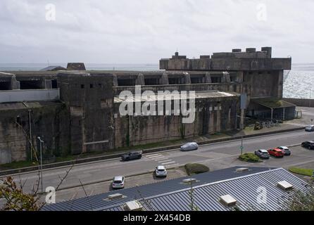 Brest, Francia - 6 aprile 2024: Base sottomarina tedesca a Lorient. Si tratta di una penna a U fortificata costruita dalla Germania durante la seconda guerra mondiale. Giorno di primavera. Foto Stock