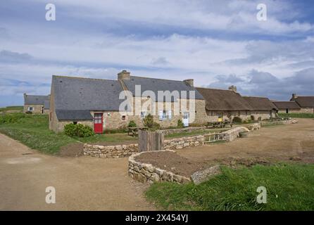 Kerlouan, Francia - 7 aprile 2024: Villaggio di Meneham, Kerlouan, Finistere, Bretagna (Bretagna), Francia. Casa tra le rocce. Giorno di primavera. Selectiv Foto Stock