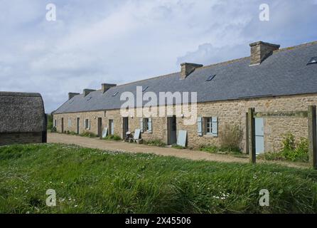 Kerlouan, Francia - 7 aprile 2024: Villaggio di Meneham, Kerlouan, Finistere, Bretagna (Bretagna), Francia. Casa tra le rocce. Giorno di primavera. Selectiv Foto Stock