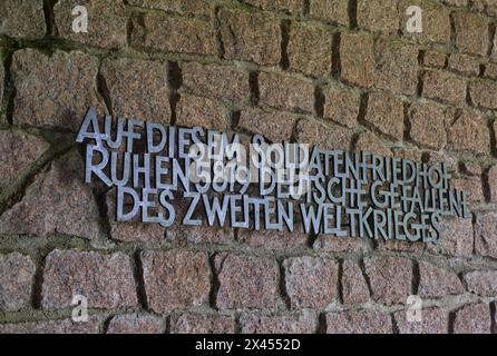 Lesneven, Francia - 7 aprile 2024: Questo cimitero di guerra a Ploudaniel-Lesneven contiene le tombe di oltre 5831 soldati uccisi durante il secondo mondo Foto Stock