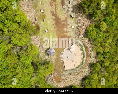 Vista aerea a volo d'uccello di una piattaforma di osservazione nel mezzo di una lussureggiante, verde e temperata foresta Foto Stock