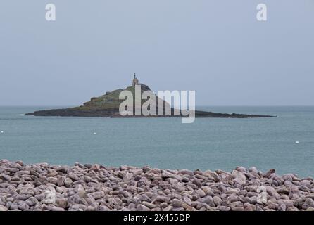 Erquy, Francia - 10 aprile 2024: Chapelle Saint-Michel in Erquy. Nuvoloso giorno primaverile. Messa a fuoco selettiva Foto Stock