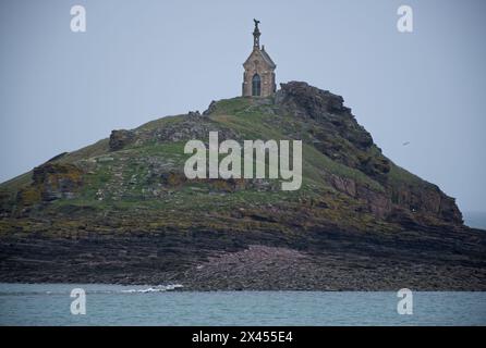 Erquy, Francia - 10 aprile 2024: Chapelle Saint-Michel in Erquy. Nuvoloso giorno primaverile. Messa a fuoco selettiva Foto Stock