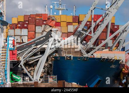 Dundalk, Stati Uniti d'America. 6 aprile 2024. La portaerei MV Dali incastrata nelle capriate d'acciaio del Francis Scott Key Bridge crollato bloccando il canale di Fort McHenry, il 6 aprile 2024, vicino a Dundalk, Maryland. Il ponte fu colpito dalla nave portacontainer di 984 piedi il 26 marzo e crollò uccidendo sei lavoratori. Crediti: Dylan Burnell/US Army Corps/Alamy Live News Foto Stock