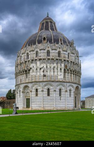 La chiesa battista splendidamente ornata (Battistero di San Giovanni) vicino al campanile del Campanile - la torre pendente di Pisa. Foto Stock