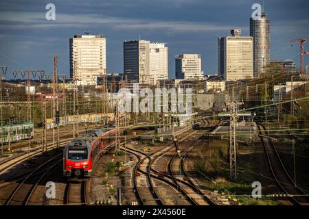 Treno sui binari ad ovest della stazione principale di Essen, skyline del centro città, treno regionale espresso, NRW, Germania, Foto Stock