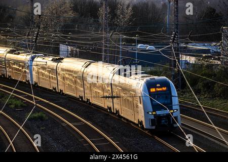 Rhine-Ruhr-Express, RRX sui binari, tracciato ferroviario, linea ferroviaria ad ovest della stazione principale di Essen, NRW, Germania, Foto Stock