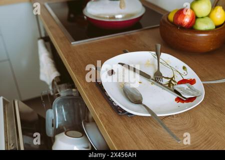 usate piatti sporchi su un ripiano in legno della cucina, con lavastoviglie incorporata Foto Stock