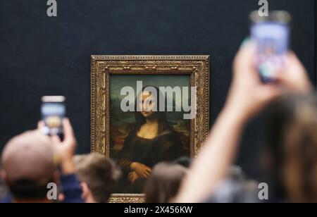 Parigi, Francia. 11 maggio 2022. I visitatori guardano il dipinto "Monna Lisa" di Leonardo da Vinci al Museo del Louvre di Parigi, Francia, 11 maggio 2022. Crediti: Gao Jing/Xinhua/Alamy Live News Foto Stock