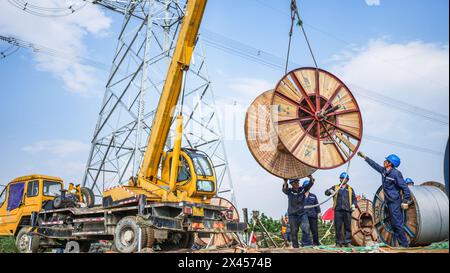 AnShun, la provincia cinese di Guizhou. 29 aprile 2024. Workers of China Southern Power Grid lavora a Machang Township di Zhenning Buyi e nella contea autonoma di Miao, nella provincia di Guizhou nel sud-ovest della Cina, 29 aprile 2024. La costruzione della sottostazione 500 kV Bahe di China Southern Power Grid è entrata di recente nella fase finale. Il completamento del progetto è previsto per la fine di giugno. Crediti: Tao Liang/Xinhua/Alamy Live News Foto Stock