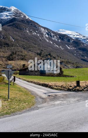 Casa tradizionale in legno a Olden, Norvegia, con montagne sullo sfondo Foto Stock