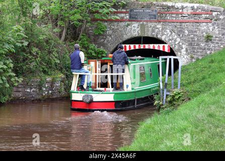 Imbarcazioni per il narrowboat sul canale di Monmouth e Brecon nei Brecon Beacons nel Galles del Sud Foto Stock