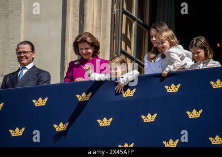 Stoccolma, Svezia. 30 aprile 2024. STOCCOLMA, SVEZIA 20240430Principe Daniele, Regina Silvia, Principe Gabriele, Principessa Sofia, il principe Giuliano, il principe Alessandro, sul balcone durante le celebrazioni di compleanno del re nel cortile interno del Palazzo reale di Stoccolma, Svezia, il 30 aprile 2024. Foto: Samuel Steén/TT/codice 12170 credito: TT News Agency/Alamy Live News Foto Stock