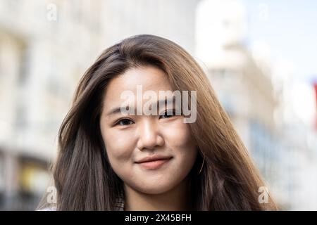Ritratto di una giovane donna asiatica in città Foto Stock
