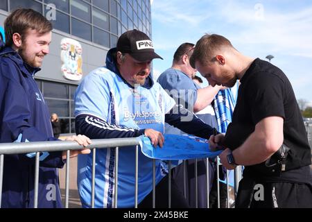 Jamie Allen di Coventry City firma autografi per i tifosi in vista della partita del campionato Sky Bet alla Coventry Building Society Arena di Coventry. Data foto: Martedì 30 aprile 2024. Foto Stock