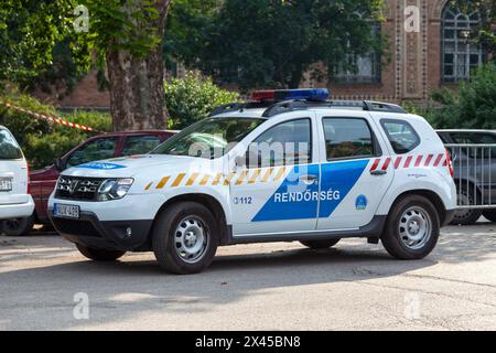 Budapest, Ungheria - 22 giugno 2018: Poliziotti in attesa nella loro auto di pattuglia. Foto Stock