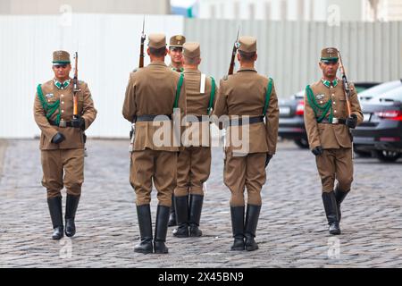 Budapest, Ungheria - 22 giugno 2018: Guardie nazionali sfilano fuori dal Palazzo Sándor, la residenza ufficiale del Presidente dell'Ungheria, e la S Foto Stock