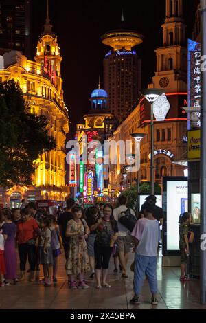 Shanghai, Cina - 10 agosto 2018: Nanjing Road di notte con alle spalle, l'hotel Radisson Blu. Foto Stock