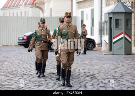 Budapest, Ungheria - 22 giugno 2018: Guardie nazionali sfilano fuori dal Palazzo Sándor, la residenza ufficiale del Presidente dell'Ungheria, e la S Foto Stock