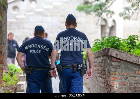 Budapest, Ungheria - 22 giugno 2018: Due poliziotti pattugliano sulla collina del castello. Foto Stock