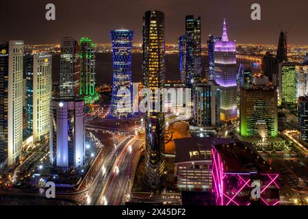 Strade di Doha e traffico nella baia ovest di Doha, Qatar Foto Stock