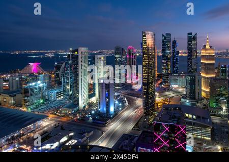 Strade di Doha e traffico nella baia ovest di Doha, Qatar Foto Stock