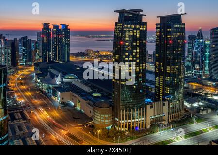 Bellissimo paesaggio urbano di West Bay aera. Marriott Marques Hotel Doha City Center Foto Stock