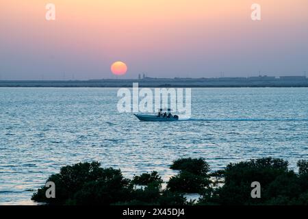 Al Khor, Qatar - 10 marzo 2024: Tramonto sulla spiaggia di al Khor, Qatar Foto Stock