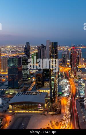 Strade di Doha e traffico nella baia ovest di Doha, Qatar Foto Stock