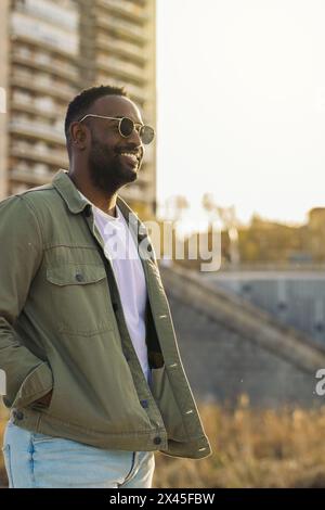 bell'uomo afro americano con occhiali da sole. riflette di luce solare Foto Stock