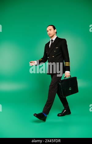 Uomo d'affari Dapper in tuta e cravatta con valigetta. Foto Stock