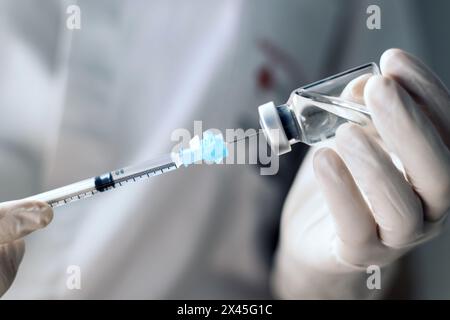 iniezione vaccino vaccino vaccino vaccino vaccino vaccino vaccino vaccino vaccino covid in una siringa donna infermiera. Primo piano Foto Stock