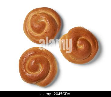 panini dolci appena sfornati o panini, colazione soft marrone dorato o spuntino per il tè, sfondo bianco isolato, preso dall'alto Foto Stock