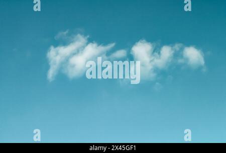 piccole nuvole su un cielo blu Foto Stock