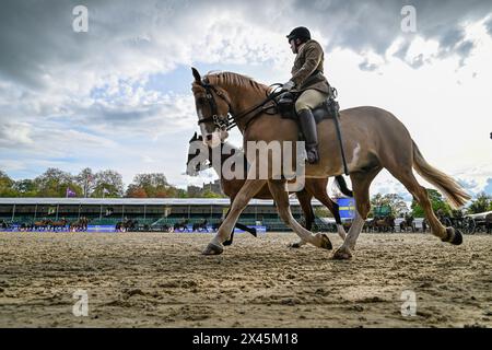 Windsor, Regno Unito. 30 aprile 2024. Membri del King's Troop Royal Horse Artillery durante le prove per il Musical Drive durante il Royal Windsor Horse Show in collaborazione con Defender, tenutosi nei terreni privati del Castello di Windsor nel Berkshire nel Regno Unito tra l'1 e il 5 maggio 2024 credito: Peter Nixon / Alamy Live News Foto Stock