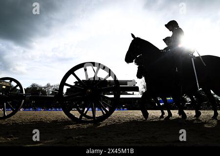 Windsor, Regno Unito. 30 aprile 2024. Membri del King's Troop Royal Horse Artillery durante le prove per il Musical Drive durante il Royal Windsor Horse Show in collaborazione con Defender, tenutosi nei terreni privati del Castello di Windsor nel Berkshire nel Regno Unito tra l'1 e il 5 maggio 2024 credito: Peter Nixon / Alamy Live News Foto Stock