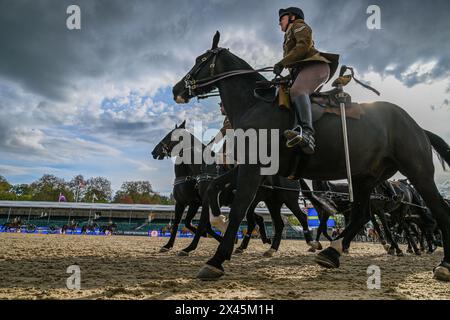 Windsor, Regno Unito. 30 aprile 2024. Membri del King's Troop Royal Horse Artillery durante le prove per il Musical Drive durante il Royal Windsor Horse Show in collaborazione con Defender, tenutosi nei terreni privati del Castello di Windsor nel Berkshire nel Regno Unito tra l'1 e il 5 maggio 2024 credito: Peter Nixon / Alamy Live News Foto Stock