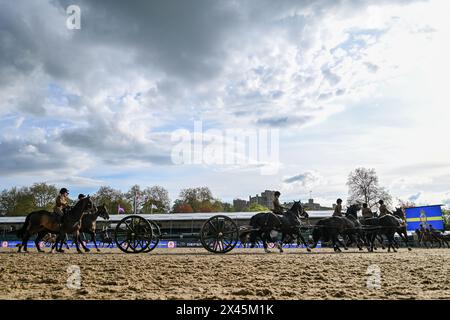 Windsor, Regno Unito. 30 aprile 2024. Membri del King's Troop Royal Horse Artillery durante le prove per il Musical Drive durante il Royal Windsor Horse Show in collaborazione con Defender, tenutosi nei terreni privati del Castello di Windsor nel Berkshire nel Regno Unito tra l'1 e il 5 maggio 2024 credito: Peter Nixon / Alamy Live News Foto Stock