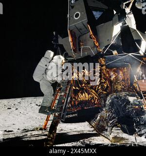 NASA Apollo 12, astronauta Alan L Bean che lascia il modulo lunare sulla Luna novembre 1969 Foto Stock