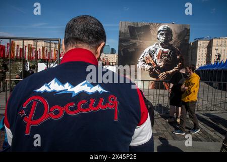 Mosca, Russia. 30 aprile 2024. Si vedono persone sulla collina Poklonnaya di Mosca, dove l'hardware militare è stato catturato dai militari russi nella zona dell'operazione militare speciale russa, a Mosca, in Russia Foto Stock