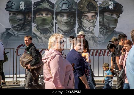 Mosca, Russia. 30 aprile 2024. Si vedono persone sulla collina Poklonnaya di Mosca, dove l'hardware militare è stato catturato dai militari russi nella zona dell'operazione militare speciale russa, a Mosca, in Russia Foto Stock