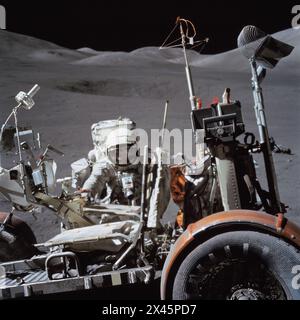 Apollo 17, veicolo lunare e astronauta Harrison Schmitt sulla luna 1972 Foto Stock