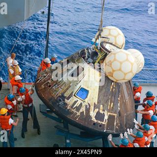 Salvataggio del modulo di comando dell'Apollo 13 dopo lo schiocco nel 1970 a bordo della USS Iwo Jima Foto Stock