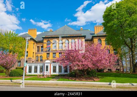 L'edificio Coolidge e il monumento commemorativo ai caduti con fiori in fiore al 585 di Main Street nel centro storico di Melrose, Middlesex County, Massach Foto Stock