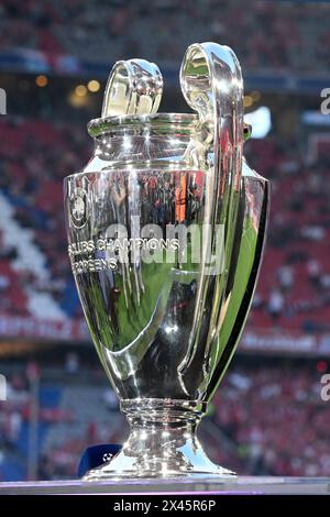 Monaco, Germania. 30 aprile 2024. Calcio: Champions League, Bayern Monaco - Real Madrid, round a eliminazione diretta, semifinale, andata, Allianz Arena. Il trofeo della Champions League viene collocato su un tavolo nell'arena prima della partita. Crediti: Sven Hoppe/dpa/Alamy Live News Foto Stock