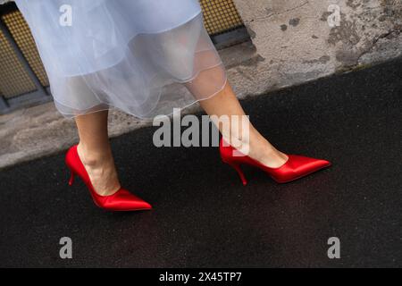 Milano, Italia - 22 febbraio 2024: Donna indossa scarpe Prada con tacchi alti, dettagli Street style, outfit di moda Foto Stock