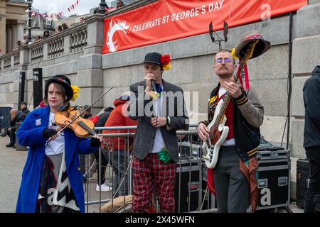 Londra. REGNO UNITO- 04.21.2024. Musicisti che suonano i suoni per la festa di San Giorgio a Trafalgar Square. Foto Stock